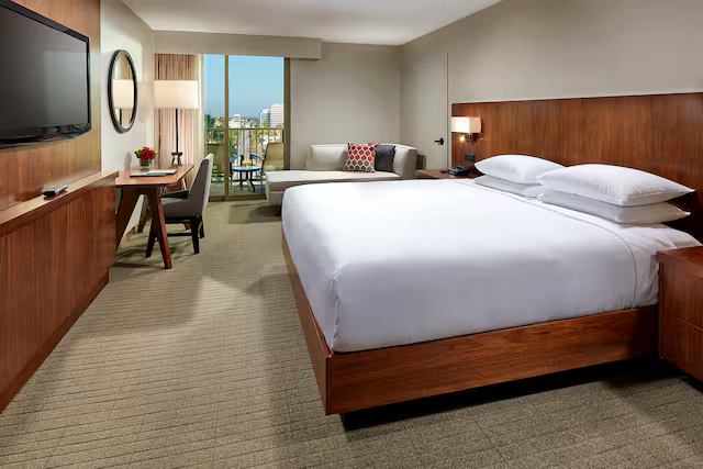 hiltonpasadena-kingstandardbalcony-overall